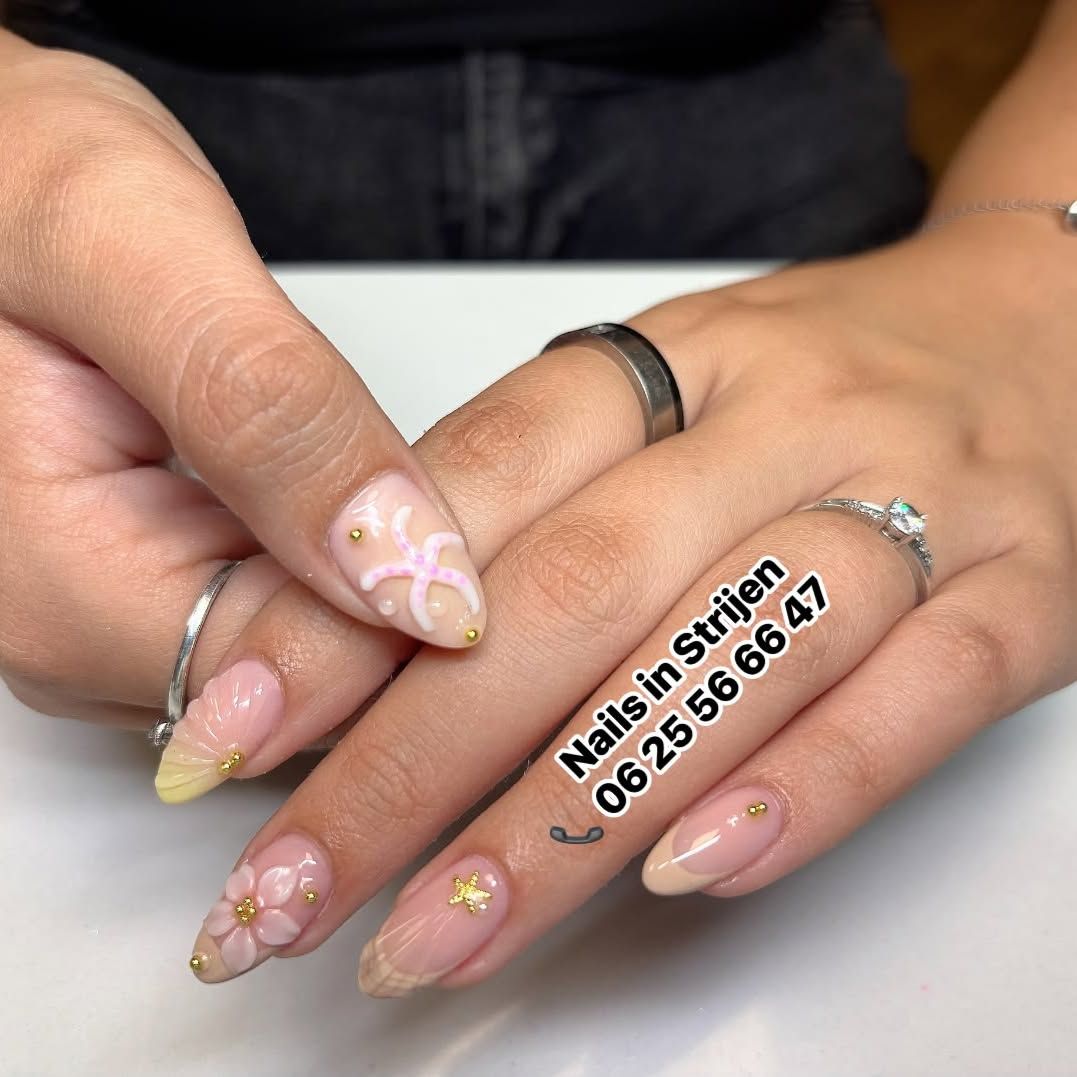 Nude nagels met roze 3D-bloemetjes en gele French-accenten