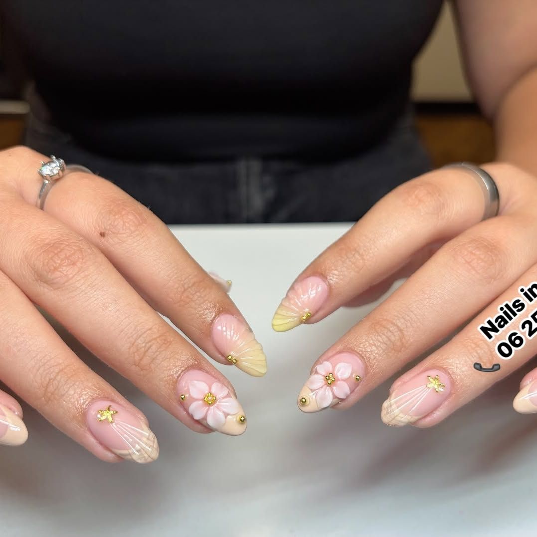 Amandelnagels met roze bloemen, gele French en gouden steentjes