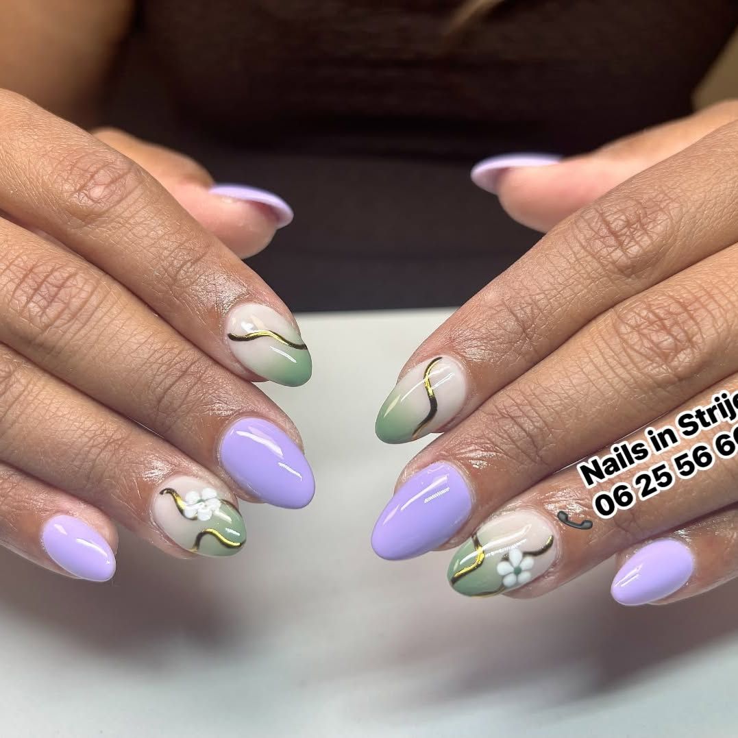 Lila en saliegroene nagels met gouden lijntjes en witte bloemetjes