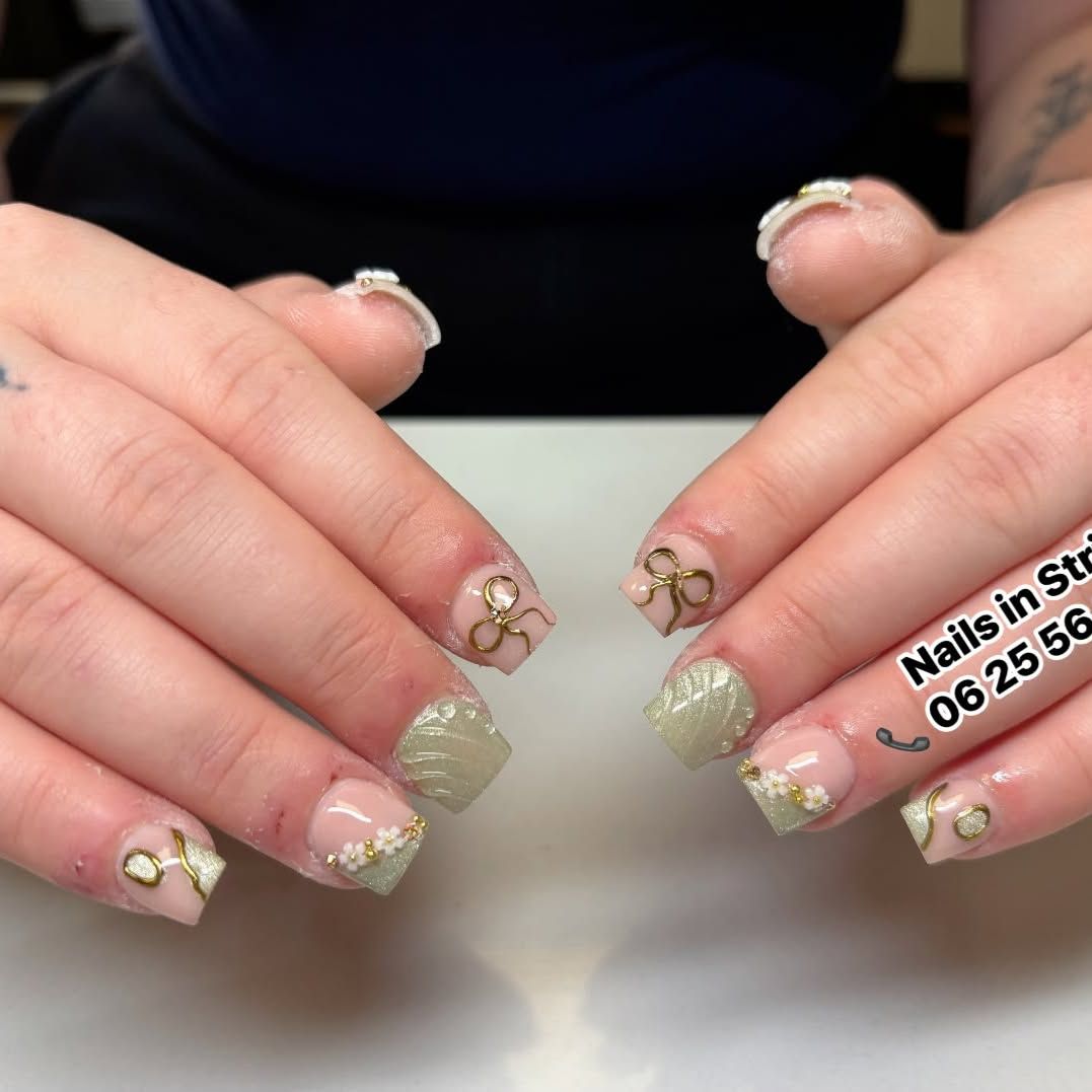 Korte vierkante nagels in salie en nude met gouden bedels