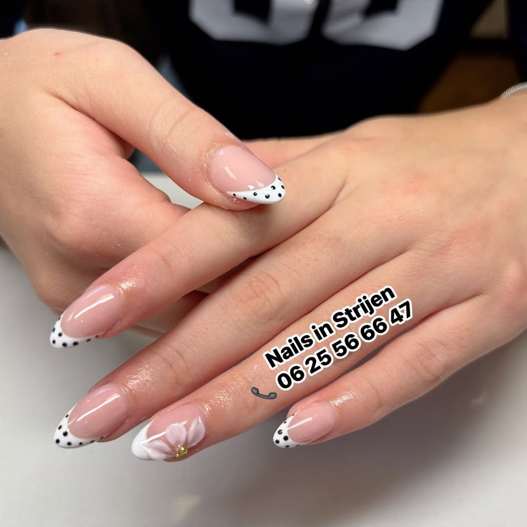Nude amandelnagels met zwarte stipjes-French en een 3D-bloem