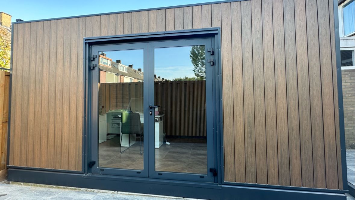 De tuinstudio van Nails in Strijen in de avondzon