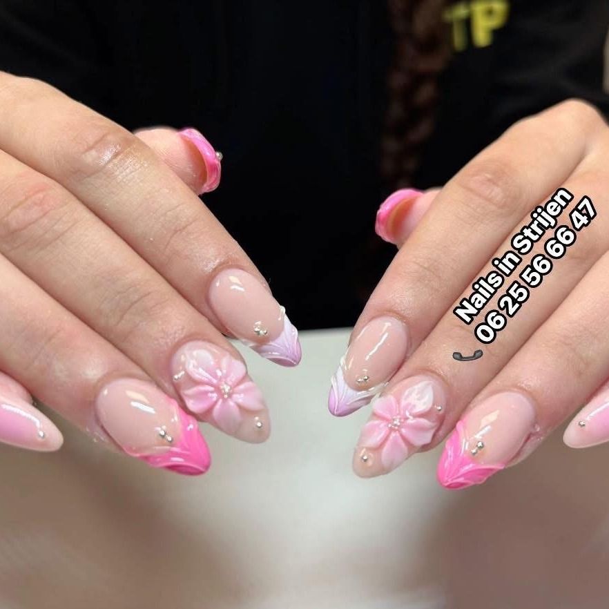Roze French tips met roze bloemen en steentjes