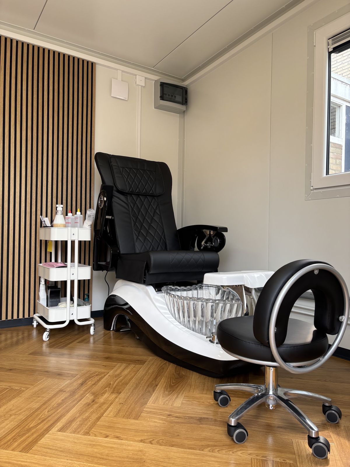 De pedicurestoel met voetbad in de studio