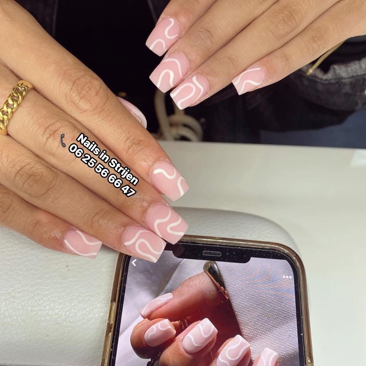 Nude vierkante nagels met witte golflijnen