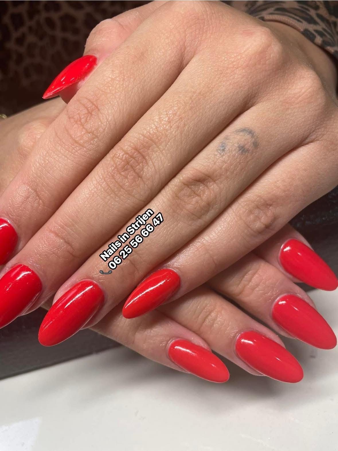 Lange amandelvormige nagels in felrood